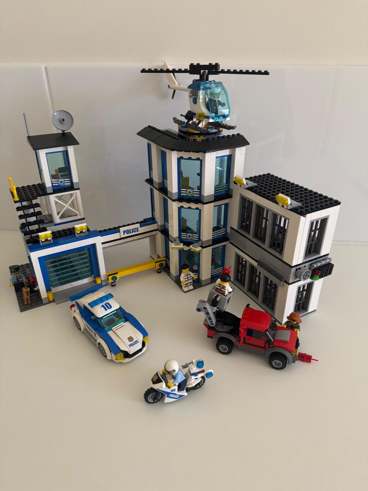 LEGO Police Station (60141) - complete set with original instructions image 4