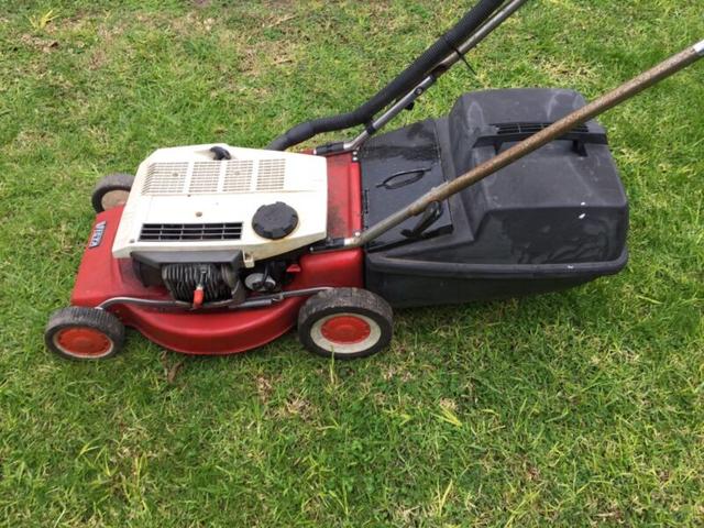 Victa Commando Victa Commando 2-Stroke Petrol Engine Lawn Mower with Catcher - Lawn ...