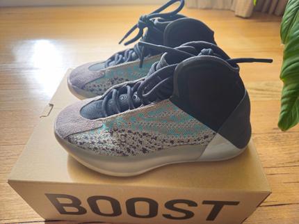 adidas gazelle silver green womens Yeezy Boost 350 V2 main image 1