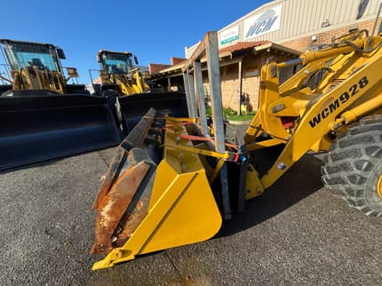 2021 WCM WCM928 used 230hrs loader, with 5 attachments mostly new ...